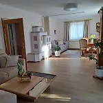 Mit Kueche & Kleines Gaestezimmer Lisi Ohne Kueche Im Obergeschoss - 2 Separate Einheiten - Nahe Salzburg, Ideal Fuer Familien & Durchreise Kuchl