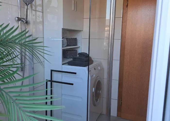 Mit Kueche & Kleines Gaestezimmer Lisi Im Obergeschoss- 2 Separate Einheiten - Nahe Salzburg, Ideal Fuer Familien & Durchreise דירה *